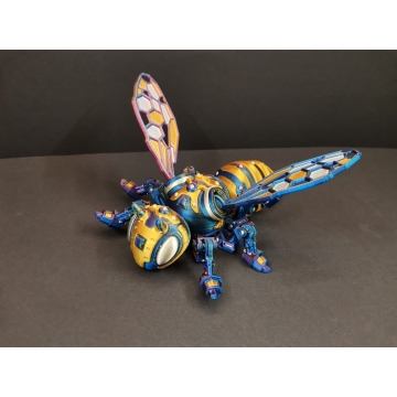 Robotická vosa – detailní 3D tištěný model z PLA v metalických barvách