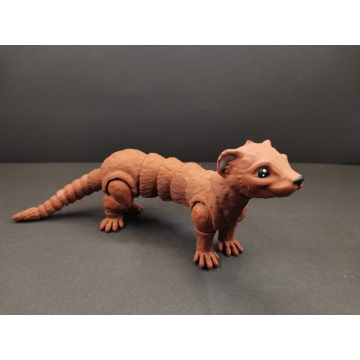 3D tištěná pohyblivá fretka z PLA – hnědá dekorativní figurka od TisknemTo3D.cz
